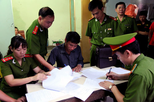 Bắt đối tượng vận chuyển gỗ quý ở Hà Giang ảnh 3