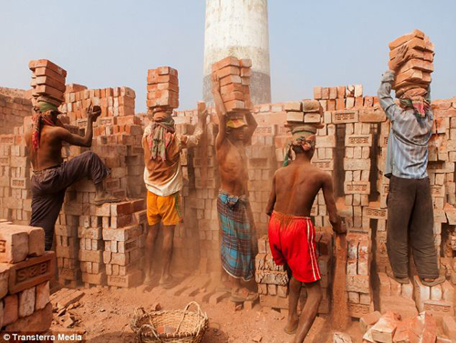 Những lò gạch 'khổ sai' ở Bangladesh ảnh 1