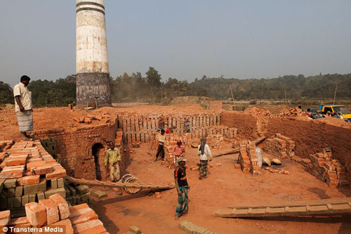 Những lò gạch 'khổ sai' ở Bangladesh ảnh 3