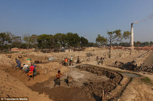 Những lò gạch 'khổ sai' ở Bangladesh ảnh 11