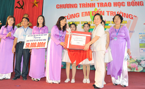 Phó Chủ tịch nước trao học bổng cho học sinh nghèo Hải Dương