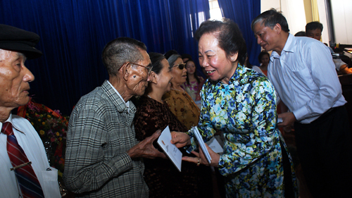 Phó Chủ tịch nước trao học bổng cho học sinh nghèo Hải Dương