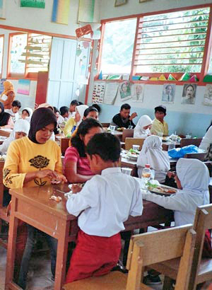 Trẻ em Indonesia vừa béo phì vừa... còi xương