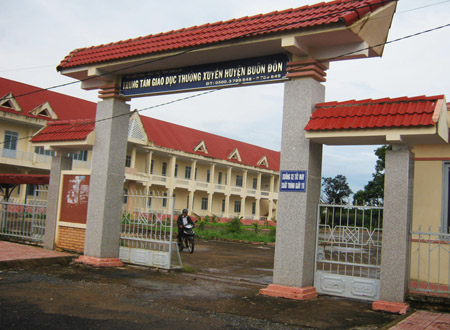 Giám định vụ ký khống học bạ ở Đắk Lắk ảnh 1