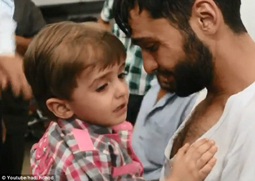 Nghẹn ngào tình cha con ở Syria