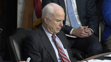 Ông John McCain chơi bài trên điện thoại khi họp về Syria