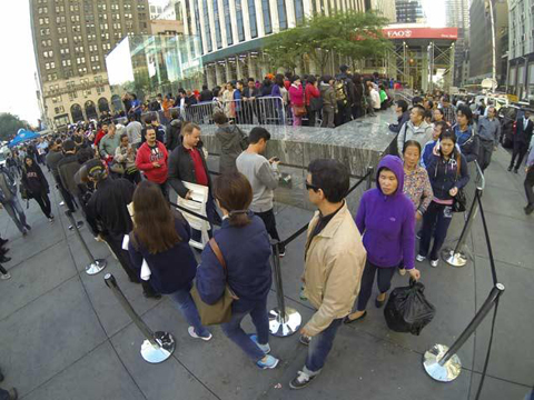 Apple đạt kỷ lục 'tẩu tán' iPhone 5S và 5C ảnh 1