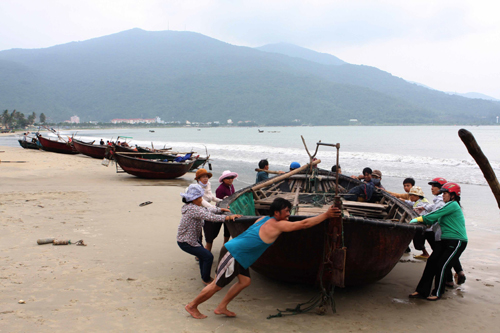Họp khẩn ứng phó với bão số 10 ảnh 1