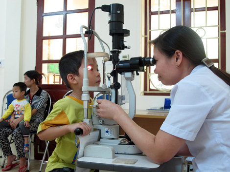 Không đưa trẻ bị đau mắt đỏ đến trường học ảnh 1