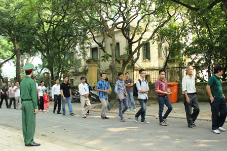 Dòng người nghẹn ngào viếng nhà riêng Đại tướng ảnh 11