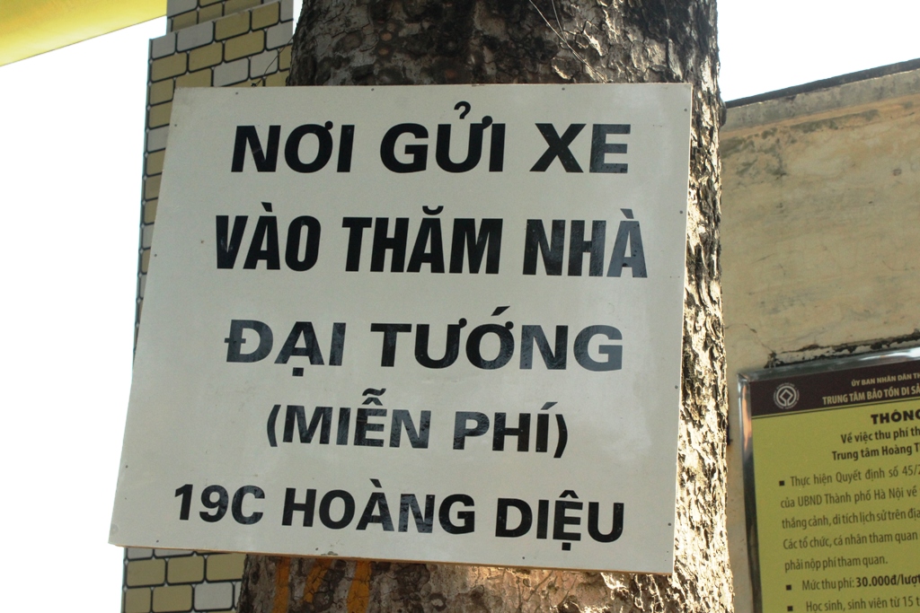 Đội nắng xếp hàng chờ viếng Đại tướng Võ Nguyên Giáp ảnh 4