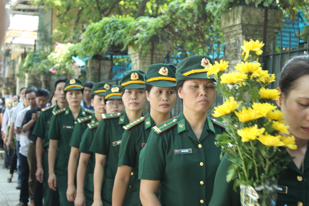 Đội nắng xếp hàng chờ viếng Đại tướng Võ Nguyên Giáp ảnh 14
