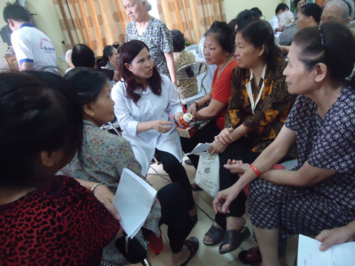 Quan tâm chăm sóc sức khỏe người cao tuổi là việc cộng đồng nên làm