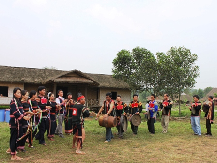 'Giữ lửa' cho dân ca đồng bào Ê Đê ảnh 1