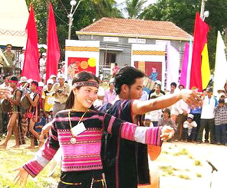 Người Ba Nar ở Kon Tum vui Tết Ét Đoong ảnh 1