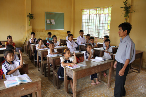 Những đứa trẻ vượt lũ đến trường ảnh 2