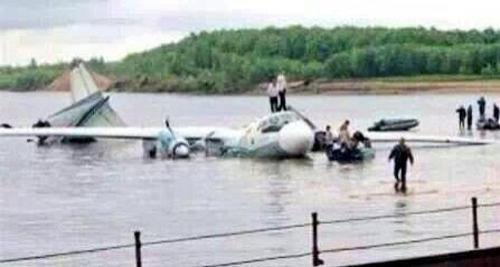 Vớt được 6 thi thể vụ máy bay rơi xuống sông Mekong ảnh 1