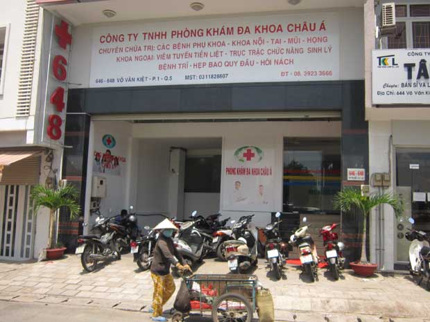 Bị phát hiện, bác sĩ Trung Quốc khám "chui" bỏ chạy ảnh 1
