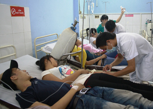 Hơn 100 công nhân ngộ độc thực phẩm ảnh 1