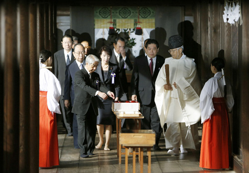 Bộ trưởng Nhật Bản lại viếng đền Yasukuni ảnh 1