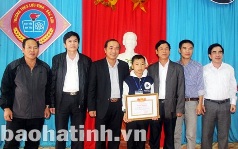Tuyên dương học sinh Nguyễn Đức Quyền dũng cảm cứu người ảnh 1