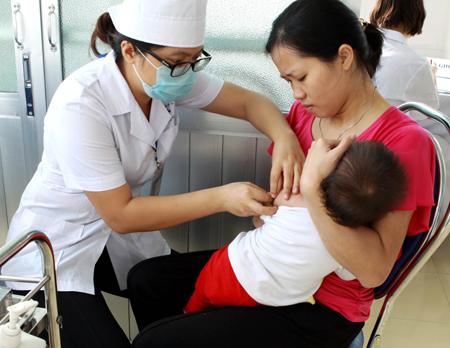 Hà Nội lại tiêm vắc-xin Quinvaxem cho trẻ ảnh 1