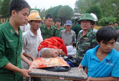 Người dân ven biển Quảng Trị đào hầm trú bão ảnh 1