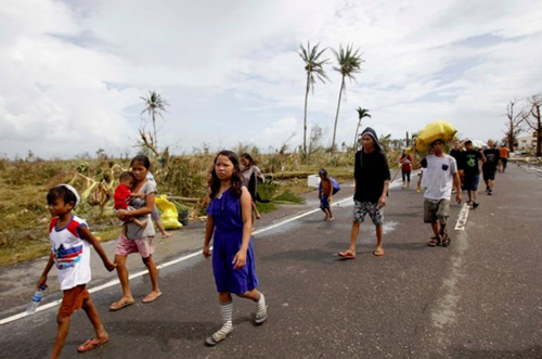 Người sống sót lang thang như thây ma ở Philippines ảnh 1