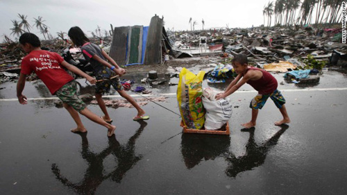 Philippines cứu trợ hậu siêu bão như muối bỏ biển ảnh 1