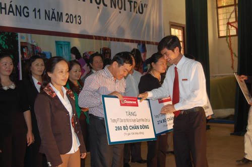Sẻ chia khó khăn với học sinh nội trú Sơn La