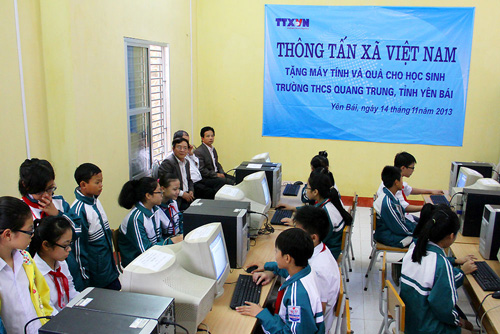 Thông tấn xã Việt Nam tặng máy tính cho trường học ở Yên Bái ảnh 1