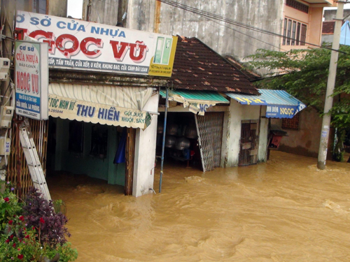 Mưa lũ gây nhiều thiệt hại tại miền Trung và Tây Nguyên ảnh 1