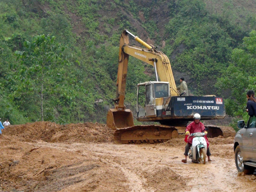 Tập trung thông đường, tìm kiếm nạn nhân lở núi