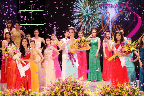 Nữ sinh viên Việt Nam duyên dáng 2013