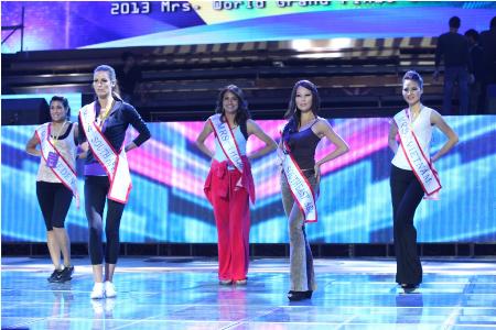 Tặng trống đồng Thanh Hoá cho BTC Mrs World ảnh 1