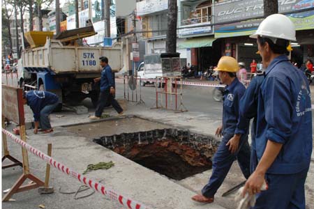 'Hố tử thần khủng' xuất hiện tại quận 5, TP.HCM ảnh 2