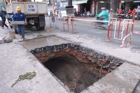 'Hố tử thần khủng' xuất hiện tại quận 5, TP.HCM ảnh 3