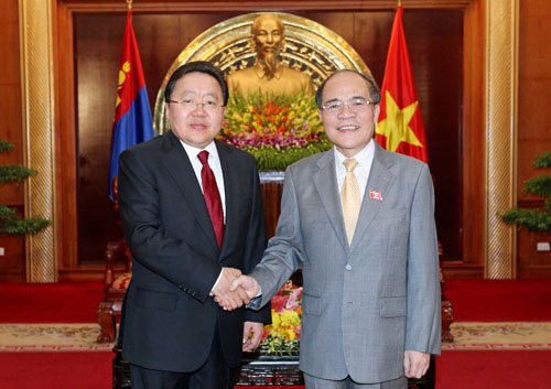 Chủ tịch Quốc hội Nguyễn Sinh Hùng tiếp Tổng thống Mông Cổ ảnh 1