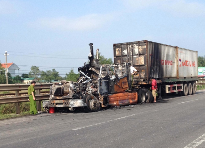 Cháy xe container chở gỗ đang lưu thông ảnh 1