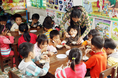 Thấp thỏm nỗi lo gửi con vào nhà trẻ ảnh 1