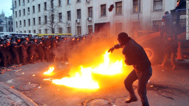Người biểu tình Ukraine và phóng viên ăn gậy cảnh sát ảnh 4