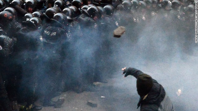 Người biểu tình Ukraine và phóng viên ăn gậy cảnh sát ảnh 7