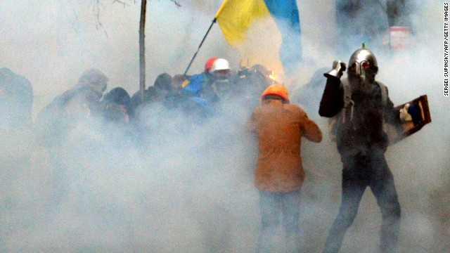 Người biểu tình Ukraine và phóng viên ăn gậy cảnh sát ảnh 9