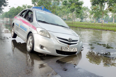'Ổ voi' bẫy... xe taxi ảnh 1