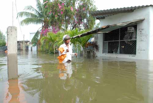 Khắc phục vụ vỡ bờ bao nhấn chìm hàng trăm nhà dân ảnh 2