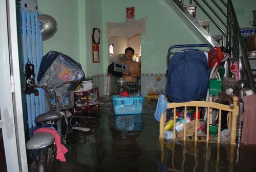 Khắc phục vụ vỡ bờ bao nhấn chìm hàng trăm nhà dân ảnh 3