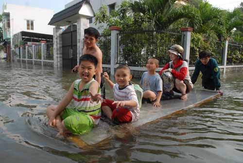 Khắc phục vụ vỡ bờ bao nhấn chìm hàng trăm nhà dân ảnh 1