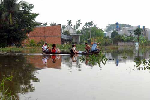 Khắc phục vụ vỡ bờ bao nhấn chìm hàng trăm nhà dân ảnh 6