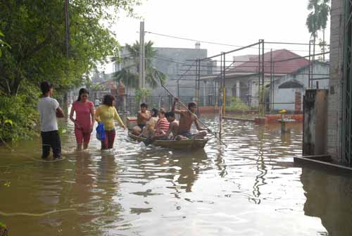 Khắc phục vụ vỡ bờ bao nhấn chìm hàng trăm nhà dân ảnh 7