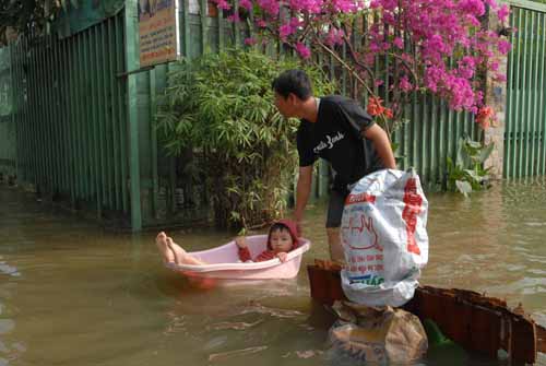 Khắc phục vụ vỡ bờ bao nhấn chìm hàng trăm nhà dân ảnh 8